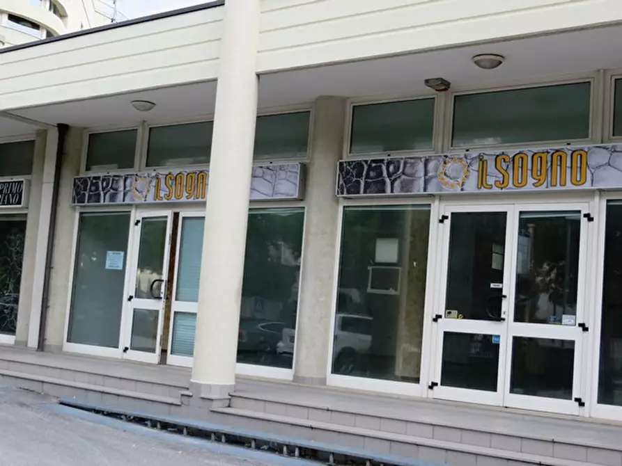 Immagine 11 di Negozio in vendita  in viale Settembrini a Rimini