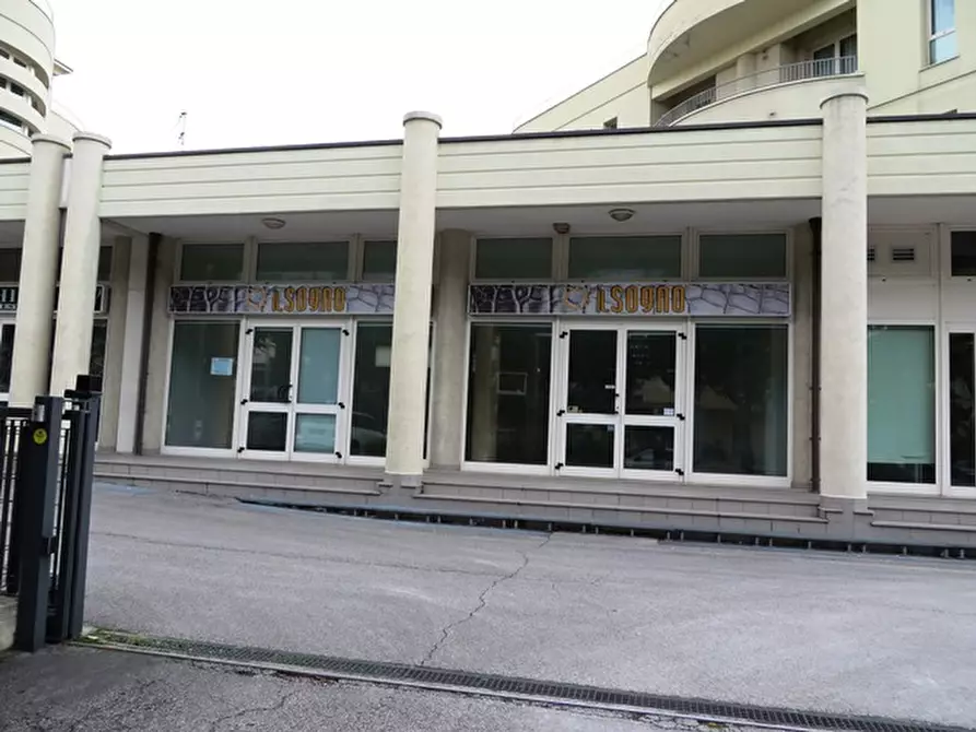 Immagine 12 di Negozio in vendita  in viale Settembrini a Rimini