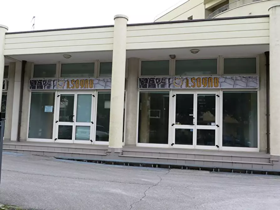 Immagine 13 di Negozio in vendita  in viale Settembrini a Rimini