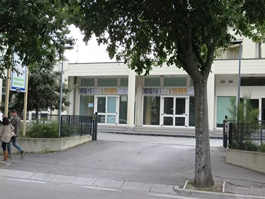 Immagine 14 di Negozio in vendita  in viale Settembrini a Rimini