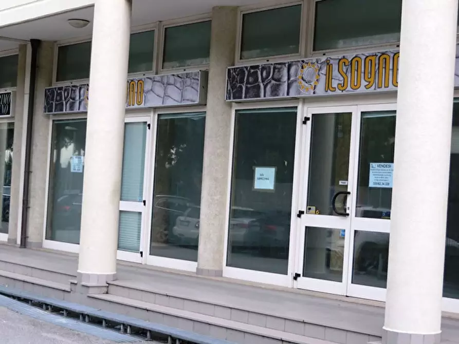 Immagine 15 di Negozio in vendita  in viale Settembrini a Rimini