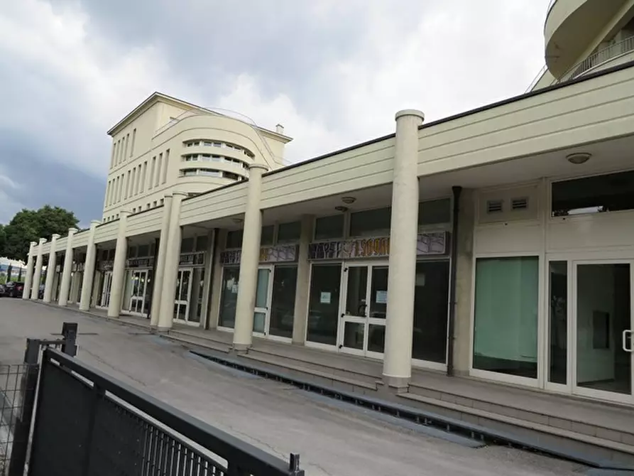 Immagine 16 di Negozio in vendita  in viale Settembrini a Rimini