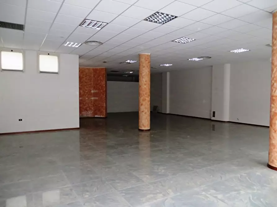 Immagine 17 di Negozio in vendita  in viale Settembrini a Rimini