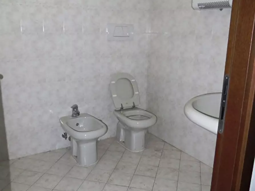 Immagine 18 di Negozio in vendita  in viale Settembrini a Rimini