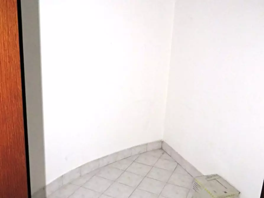 Immagine 19 di Negozio in vendita  in viale Settembrini a Rimini