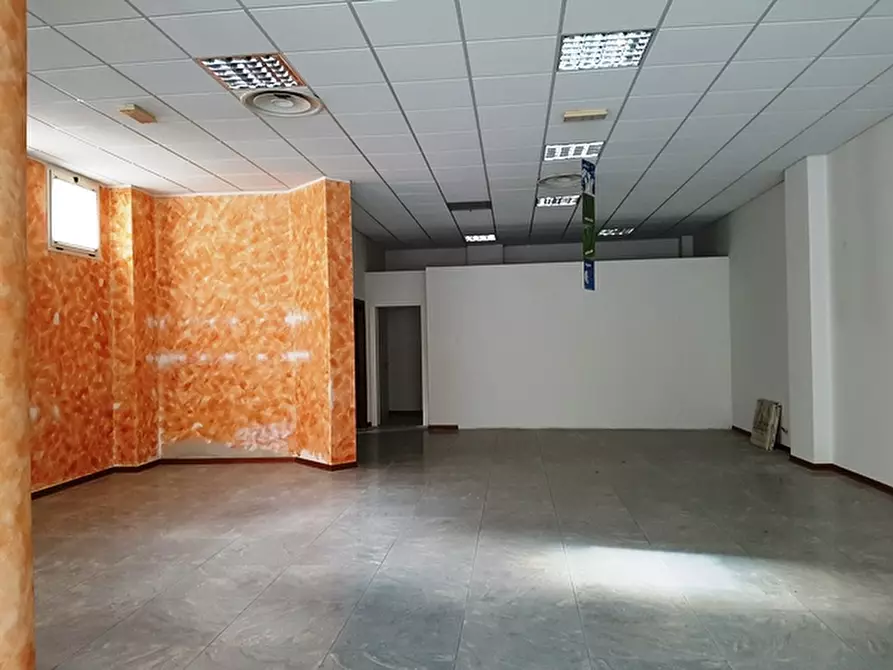 Immagine 20 di Negozio in vendita  in viale Settembrini a Rimini