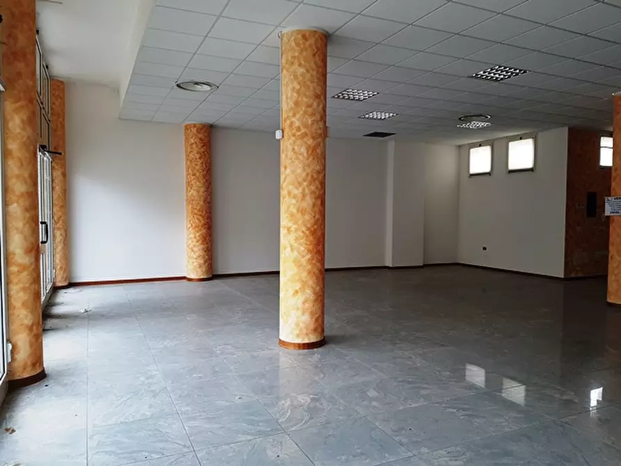 Immagine 21 di Negozio in vendita  in viale Settembrini a Rimini