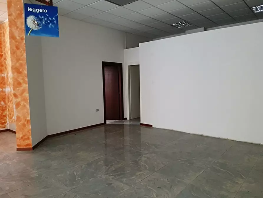 Immagine 22 di Negozio in vendita  in viale Settembrini a Rimini