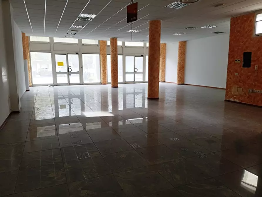 Immagine 23 di Negozio in vendita  in viale Settembrini a Rimini