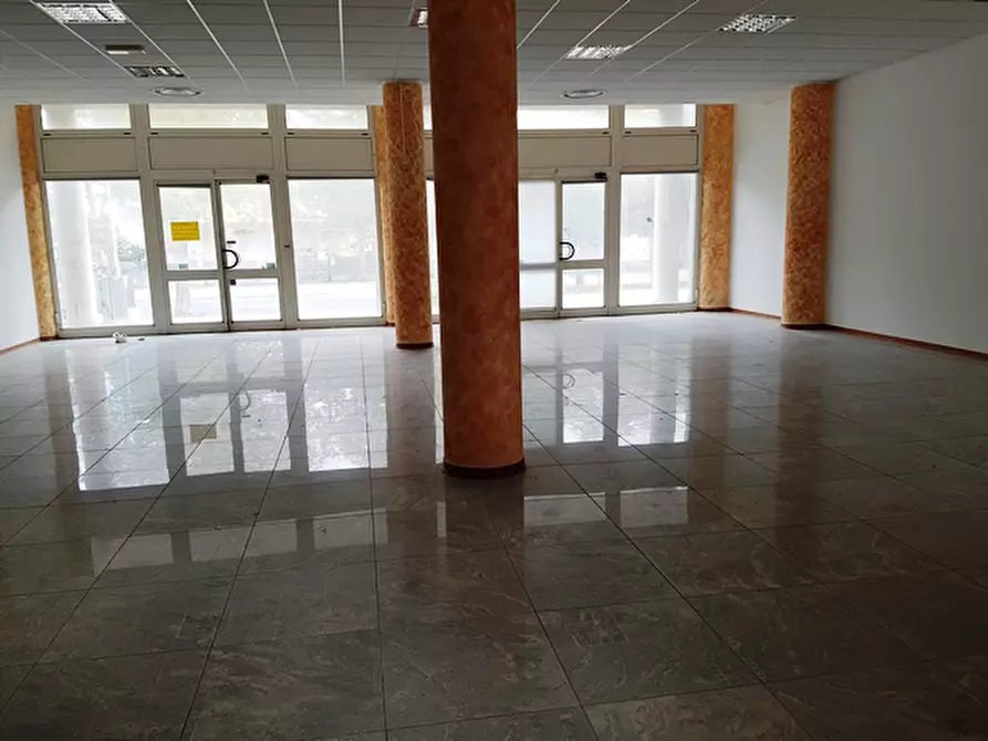 Immagine 24 di Negozio in vendita  in viale Settembrini a Rimini