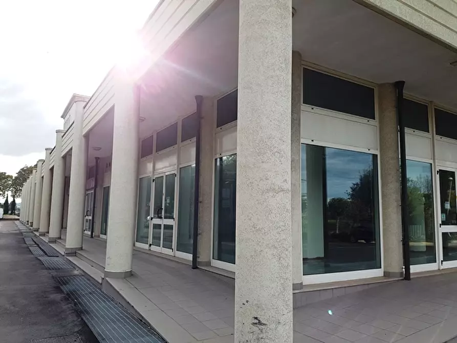 Immagine 25 di Negozio in vendita  in viale Settembrini a Rimini