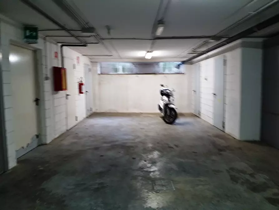 Immagine 27 di Negozio in vendita  in viale Settembrini a Rimini