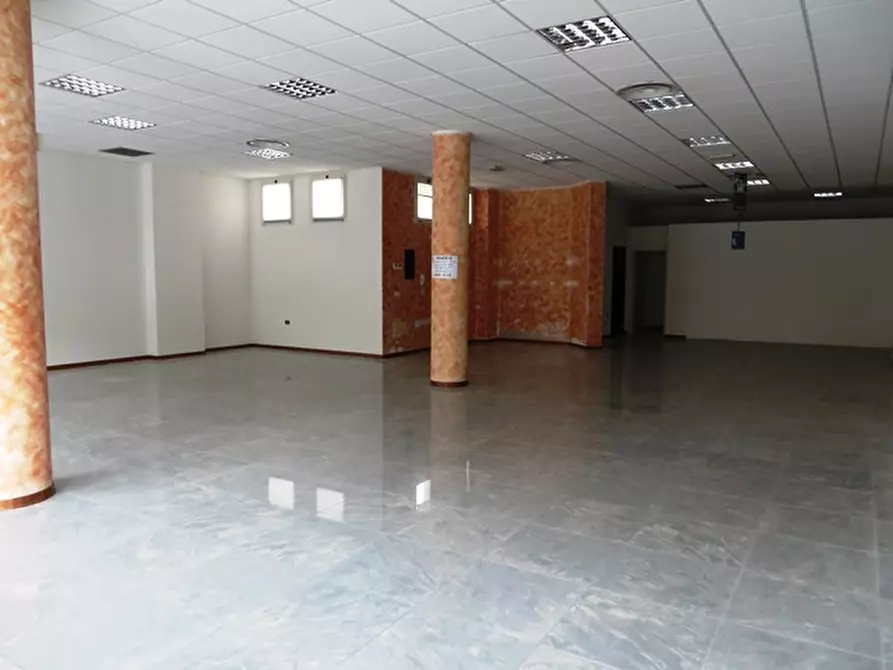 Immagine 28 di Negozio in vendita  in viale Settembrini a Rimini