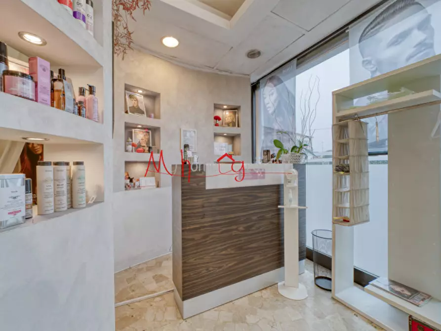 Immagine 1 di Negozio in vendita  in Via Ampere a Padova