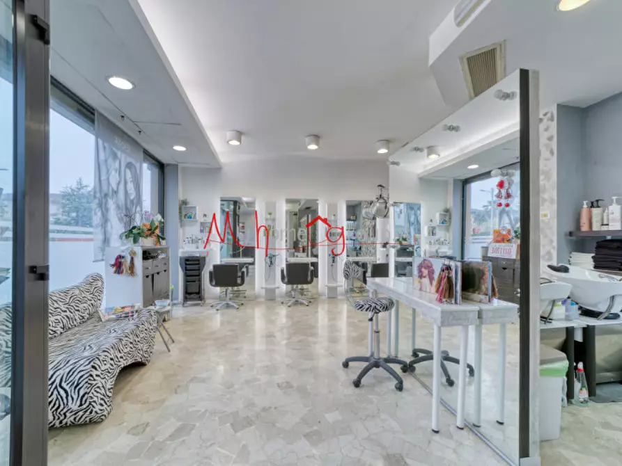 Immagine 10 di Negozio in vendita  in Via Ampere a Padova