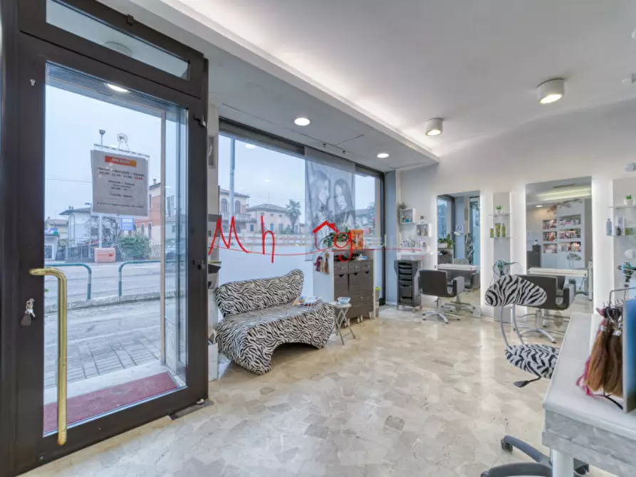 Immagine 11 di Negozio in vendita  in Via Ampere a Padova