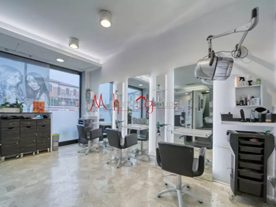 Immagine 14 di Negozio in vendita  in Via Ampere a Padova