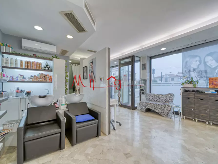 Immagine 15 di Negozio in vendita  in Via Ampere a Padova