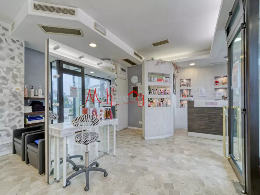 Immagine 16 di Negozio in vendita  in Via Ampere a Padova