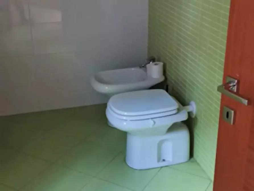 Immagine 10 di Negozio in affitto  in Via Sorteni 7 a Monza