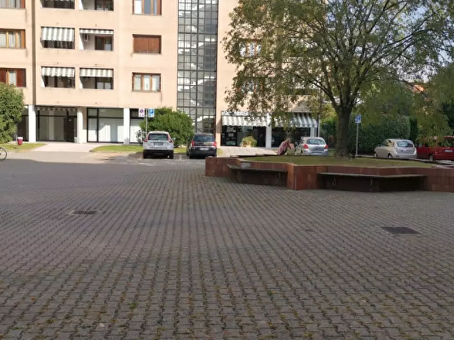 Immagine 13 di Negozio in affitto  in Via Sorteni 7 a Monza