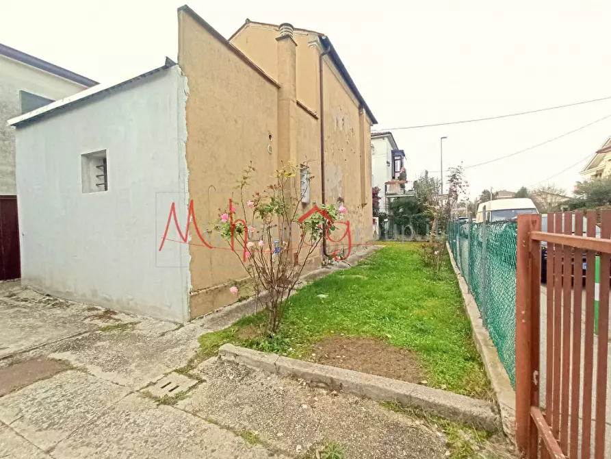 Immagine 1 di Casa indipendente in vendita  in via zacco a Padova