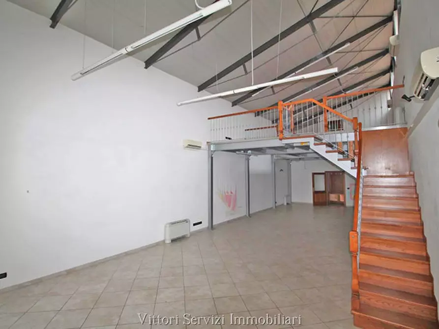 Immagine 2 di Negozio in vendita  in Via Pietro Toselli a Siena