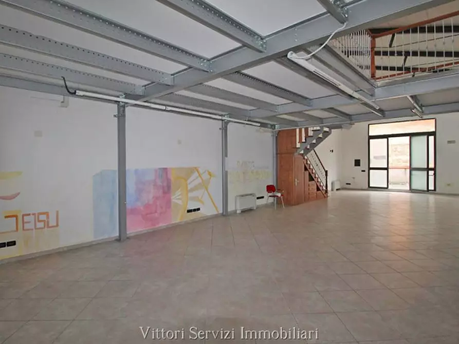 Immagine 5 di Negozio in vendita  in Via Pietro Toselli a Siena