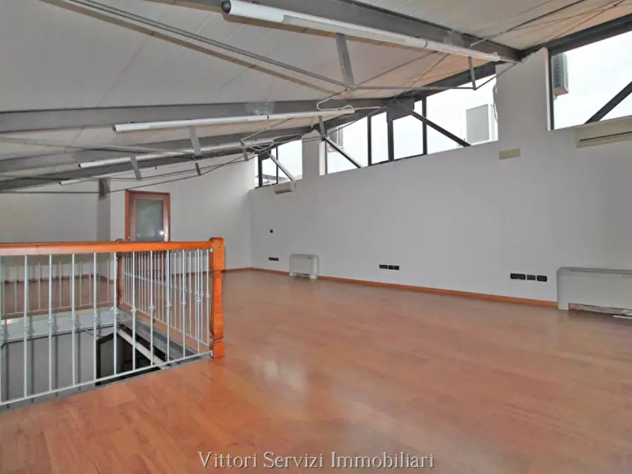 Immagine 11 di Negozio in vendita  in Via Pietro Toselli a Siena