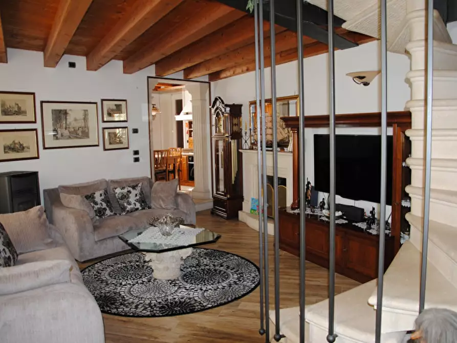 Immagine 3 di Rustico / casale in vendita  in Via Vittorio Veneto a Longare