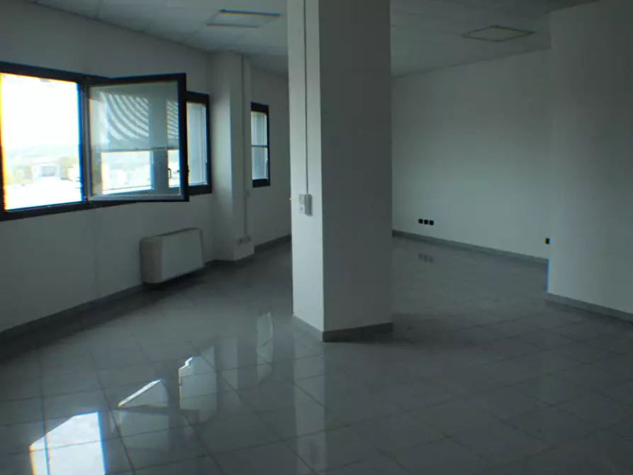 Immagine 2 di Negozio in vendita  a Senigallia