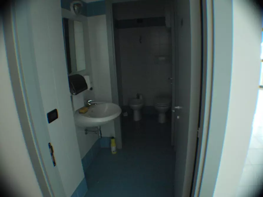 Immagine 13 di Negozio in vendita  a Senigallia