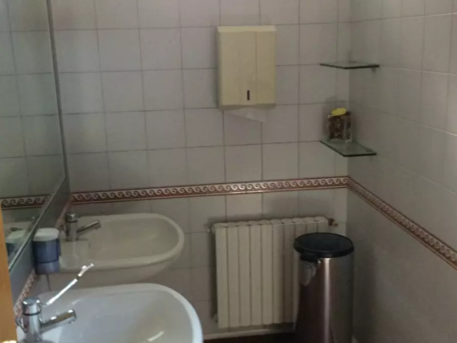 Immagine 22 di Negozio in vendita  a Padova