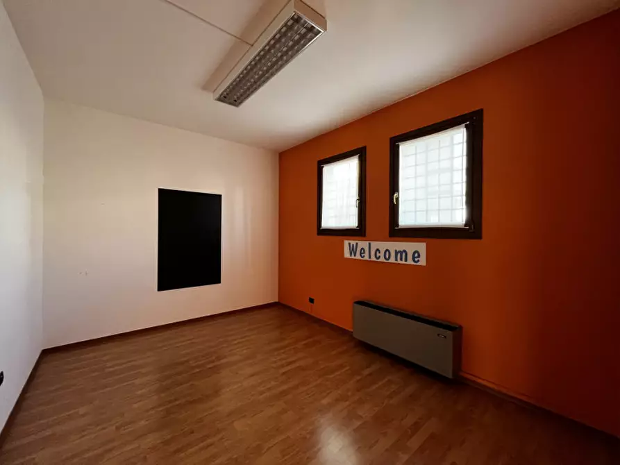 Immagine 5 di Negozio in vendita  a Noventa Vicentina