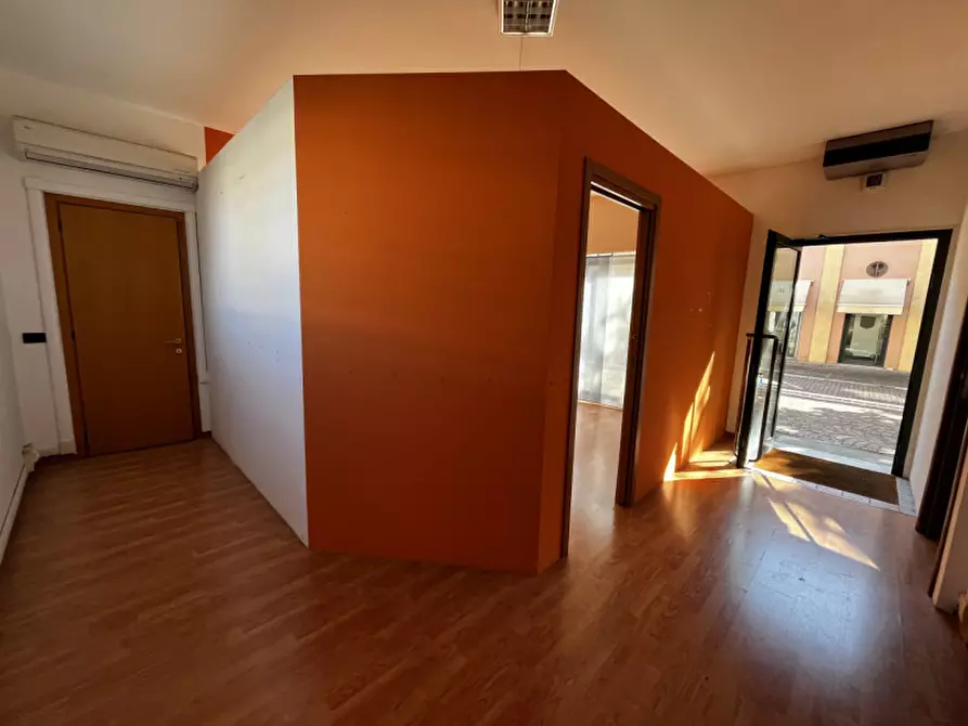 Immagine 7 di Negozio in vendita  a Noventa Vicentina