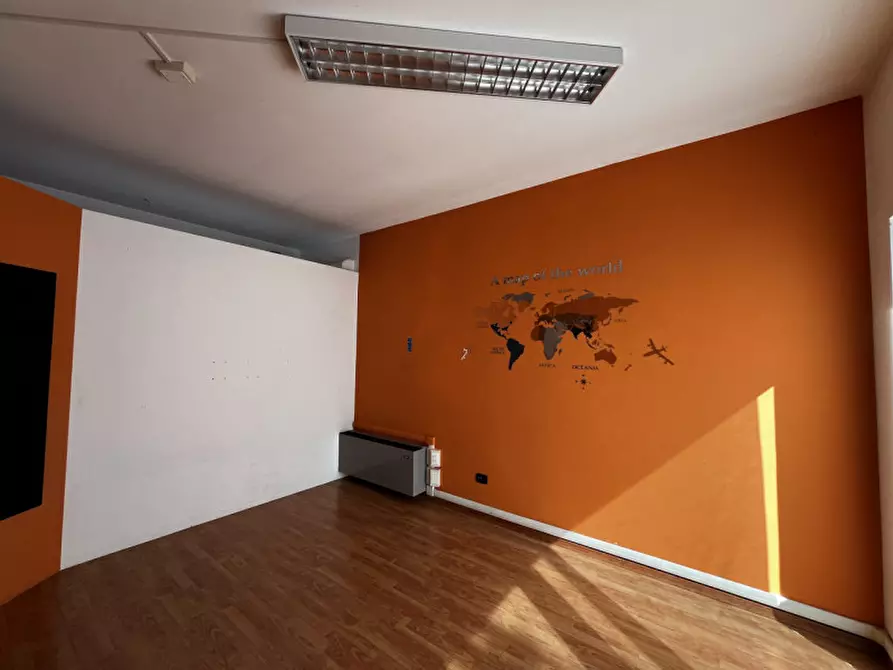 Immagine 8 di Negozio in vendita  a Noventa Vicentina