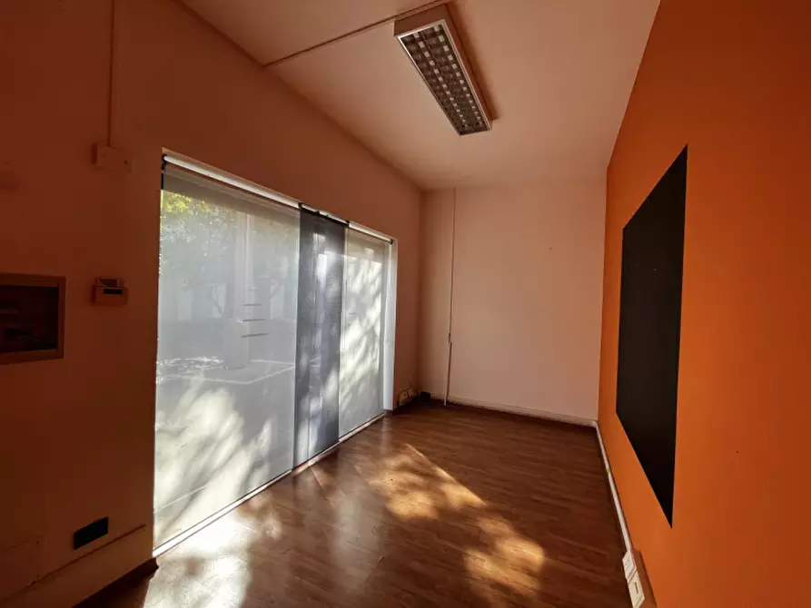 Immagine 10 di Negozio in vendita  a Noventa Vicentina