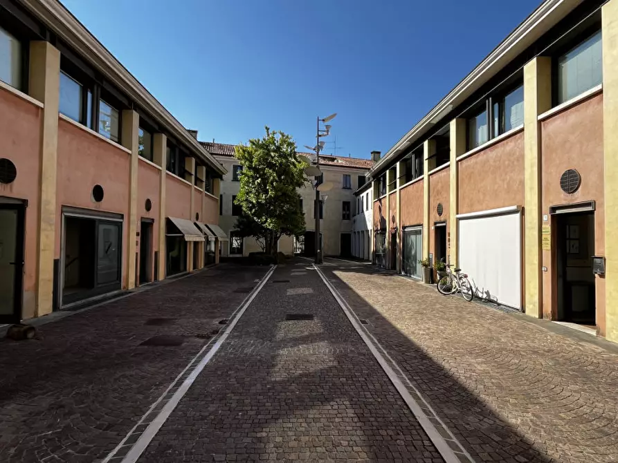 Immagine 16 di Negozio in vendita  a Noventa Vicentina