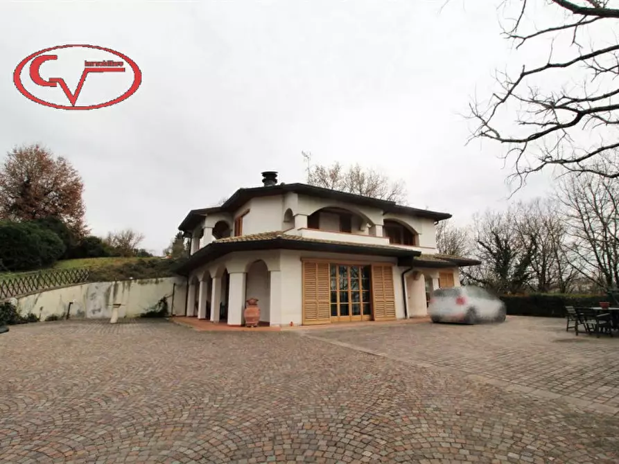 Immagine 1 di Villa in vendita  in levane a Bucine