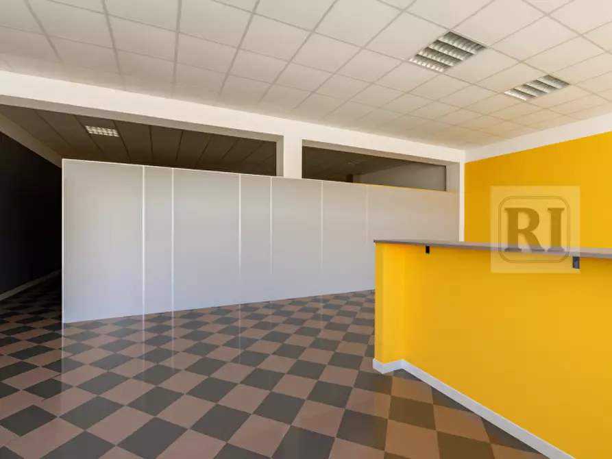 Immagine 1 di Negozio in affitto  a Limena