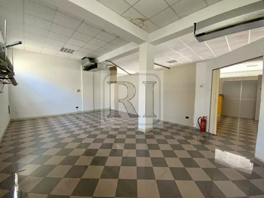 Immagine 8 di Negozio in affitto  a Limena