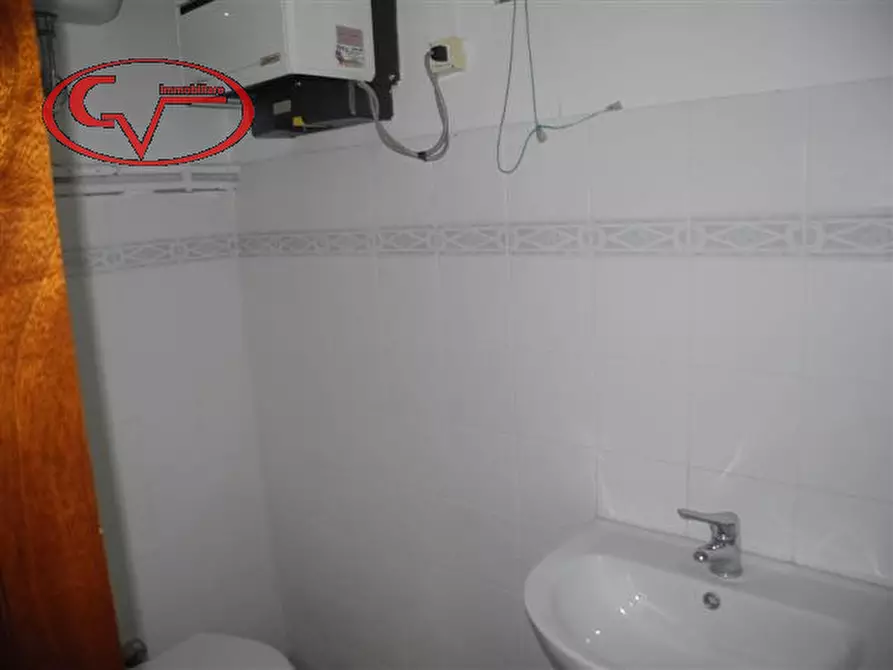 Immagine 2 di Negozio in vendita  in via fratelli rosselli a San Giovanni Valdarno