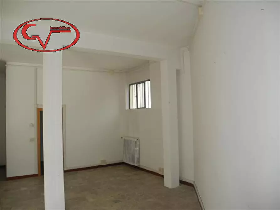 Immagine 11 di Negozio in vendita  in via fratelli rosselli a San Giovanni Valdarno