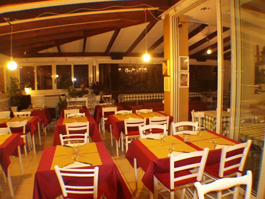 Immagine 2 di Negozio in vendita  a Senigallia