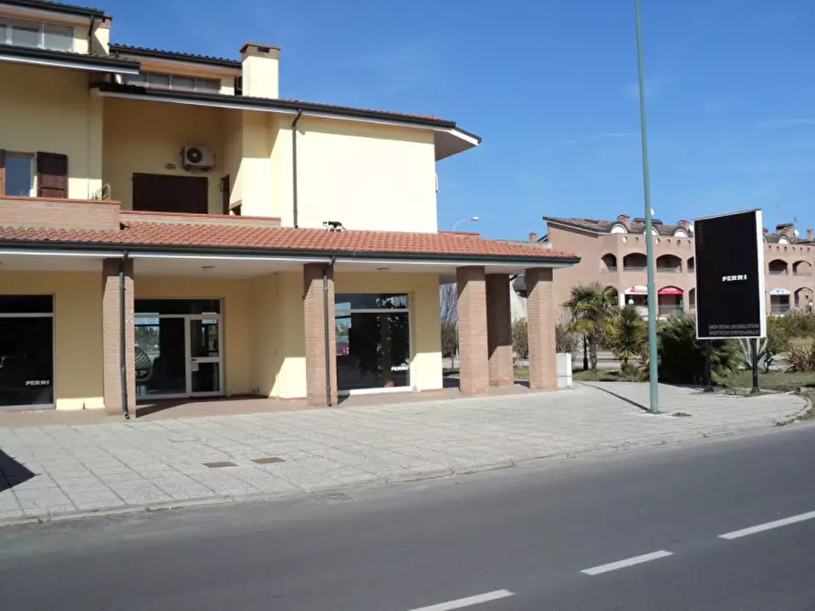 Immagine 2 di Negozio in vendita  in viale leopardi 189 a Comacchio