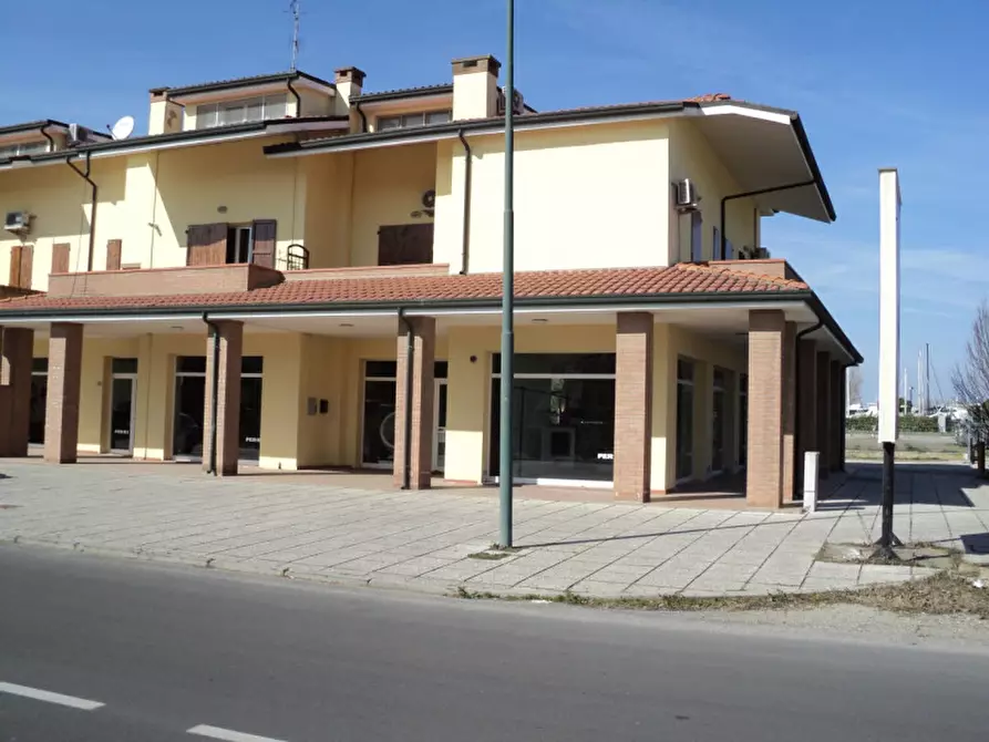 Immagine 3 di Negozio in vendita  in viale leopardi 189 a Comacchio