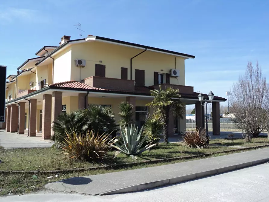 Immagine 4 di Negozio in vendita  in viale leopardi 189 a Comacchio