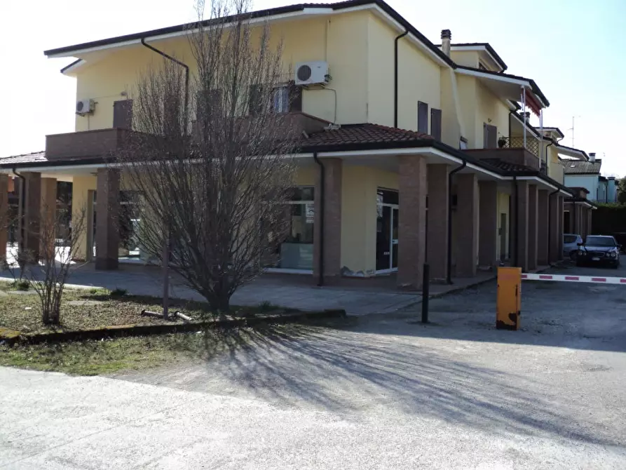 Immagine 6 di Negozio in vendita  in viale leopardi 189 a Comacchio