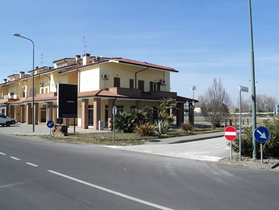 Immagine 1 di Negozio in vendita  in viale leopardi 189 a Comacchio
