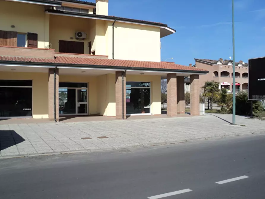 Immagine 8 di Negozio in vendita  in viale leopardi 189 a Comacchio